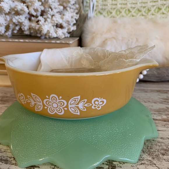 Vintage Floral Pyrex Dish 🌼 - Picture 2 of 6